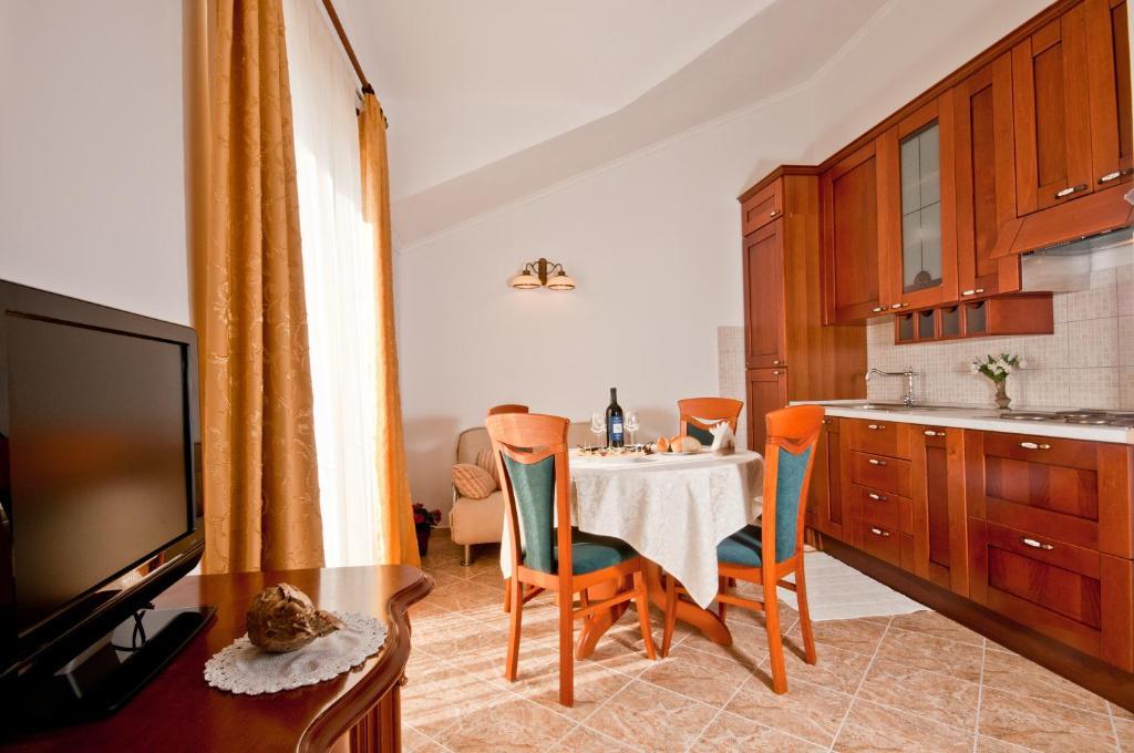 Apartments Barba Petra Dvori Sumartin Quarto foto